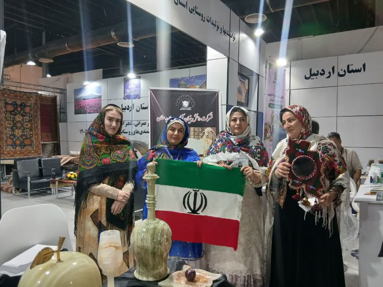 درخشش زنان عشایر اردبیل در نمایشگاه ملی؛ از آلاچیق شاهسون تا اهدای پرچم دست‌بافته ایران به رئیس‌جمهور